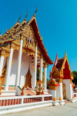 Wat Chalong Budist Tapınağı veya Chaitharam Tapınağı - Phuket Tayland 'da güzel Wat Chalong. Altın renklerin hakim olduğu detaylar ve dekorasyonlarla dolu tapınak çok lüks ve görkemli.
