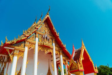 Wat Chalong Budist Tapınağı veya Chaitharam Tapınağı - Phuket Tayland 'da güzel Wat Chalong. Altın renklerin hakim olduğu detaylar ve dekorasyonlarla dolu tapınak çok lüks ve görkemli.