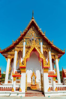 Wat Chalong Budist Tapınağı veya Chaitharam Tapınağı - Phuket Tayland 'da güzel Wat Chalong. Altın renklerin hakim olduğu detaylar ve dekorasyonlarla dolu tapınak çok lüks ve görkemli.