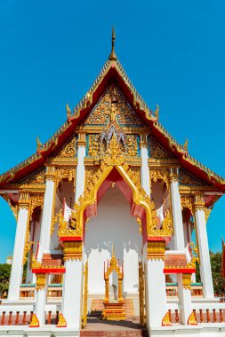 Wat Chalong Budist Tapınağı veya Chaitharam Tapınağı - Phuket Tayland 'da güzel Wat Chalong. Altın renklerin hakim olduğu detaylar ve dekorasyonlarla dolu tapınak çok lüks ve görkemli.