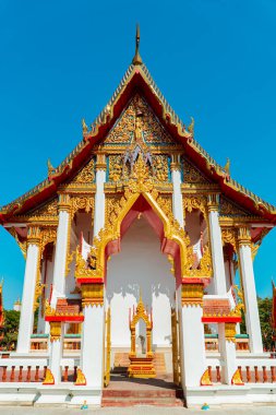 Wat Chalong Budist Tapınağı veya Chaitharam Tapınağı - Phuket Tayland 'da güzel Wat Chalong. Altın renklerin hakim olduğu detaylar ve dekorasyonlarla dolu tapınak çok lüks ve görkemli.