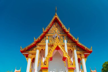Wat Chalong Budist Tapınağı veya Chaitharam Tapınağı - Phuket Tayland 'da güzel Wat Chalong. Altın renklerin hakim olduğu detaylar ve dekorasyonlarla dolu tapınak çok lüks ve görkemli.