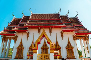 Wat Chalong Budist Tapınağı veya Chaitharam Tapınağı - Phuket Tayland 'da güzel Wat Chalong. Altın renklerin hakim olduğu detaylar ve dekorasyonlarla dolu tapınak çok lüks ve görkemli.