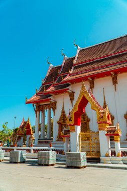 Wat Chalong Budist Tapınağı veya Chaitharam Tapınağı - Phuket Tayland 'da güzel Wat Chalong. Altın renklerin hakim olduğu detaylar ve dekorasyonlarla dolu tapınak çok lüks ve görkemli.