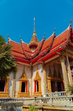 Wat Chalong Budist Tapınağı veya Chaitharam Tapınağı - Phuket Tayland 'da güzel Wat Chalong. Altın renklerin hakim olduğu detaylar ve dekorasyonlarla dolu tapınak çok lüks ve görkemli.