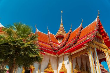Wat Chalong Budist Tapınağı veya Chaitharam Tapınağı - Phuket Tayland 'da güzel Wat Chalong. Altın renklerin hakim olduğu detaylar ve dekorasyonlarla dolu tapınak çok lüks ve görkemli.