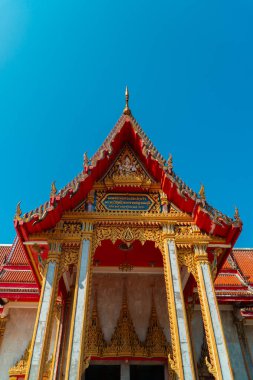Wat Chalong Budist Tapınağı veya Chaitharam Tapınağı - Phuket Tayland 'da güzel Wat Chalong. Altın renklerin hakim olduğu detaylar ve dekorasyonlarla dolu tapınak çok lüks ve görkemli.