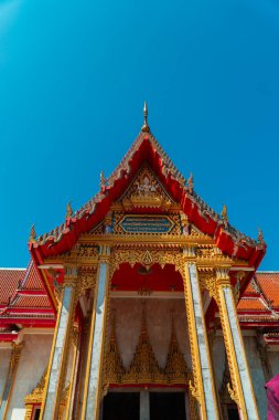 Wat Chalong Budist Tapınağı veya Chaitharam Tapınağı - Phuket Tayland 'da güzel Wat Chalong. Altın renklerin hakim olduğu detaylar ve dekorasyonlarla dolu tapınak çok lüks ve görkemli.