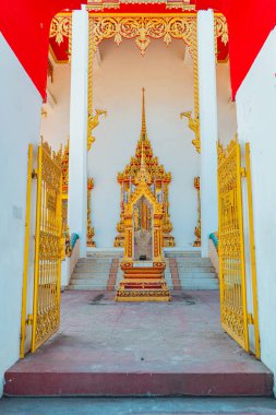 Wat Chalong Budist Tapınağı veya Chaitharam Tapınağı - Phuket Tayland 'da güzel Wat Chalong. Altın renklerin hakim olduğu detaylar ve dekorasyonlarla dolu tapınak çok lüks ve görkemli.
