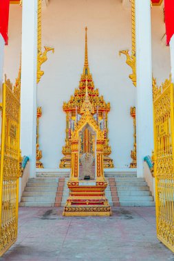 Wat Chalong Budist Tapınağı veya Chaitharam Tapınağı - Phuket Tayland 'da güzel Wat Chalong. Altın renklerin hakim olduğu detaylar ve dekorasyonlarla dolu tapınak çok lüks ve görkemli.