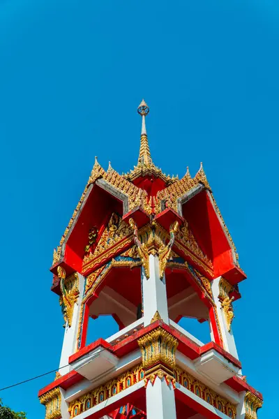 Wat Chalong Budist Tapınağı veya Chaitharam Tapınağı - Phuket Tayland 'da güzel Wat Chalong. Altın renklerin hakim olduğu detaylar ve dekorasyonlarla dolu tapınak çok lüks ve görkemli.