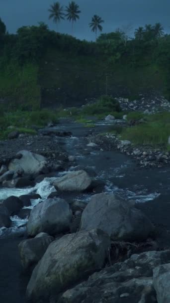 Rzeka Przepływa Przez Skały Tworzy Rzekę Górę Rzeki Skałami Wokół — Wideo stockowe
