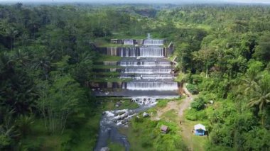 6 katlı su barajı olan Sleman, Endonezya 'daki Watu Purbo sabo barajının hava görüntüleri. Merapi Dağı 'nın patlamasını önlemek bir yana, bu baraj aynı zamanda popüler bir turizm beldesi.