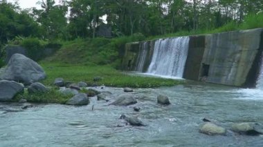 Sabo Barajı altı katlı bir barajla çok büyük ve şu anda dağın eteğinden gelen temiz nehir suyuyla besleniyor. Sabo Barajı volkan patladığında soğuk lav akışını durdurmak için çalışır.