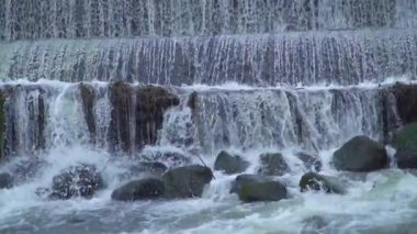 Sabo Barajı altı katlı bir barajla çok büyük ve şu anda dağın eteğinden gelen temiz nehir suyuyla besleniyor. Sabo Barajı volkan patladığında soğuk lav akışını durdurmak için çalışır.