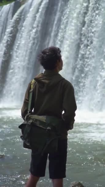 Ázsiai Férfi Vakáció Egyedül Sabo Gát Mesterséges Vízesés Amely Szinten — Stock videók