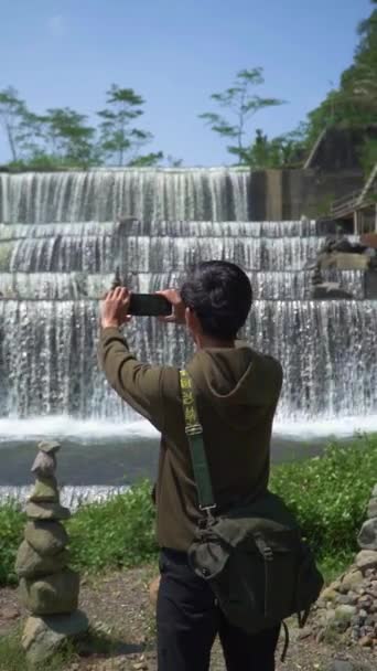 Азіатський Чоловік Відпочиває Самоті Штучному Водоспаді Сабо Який Має Рівнів — стокове відео