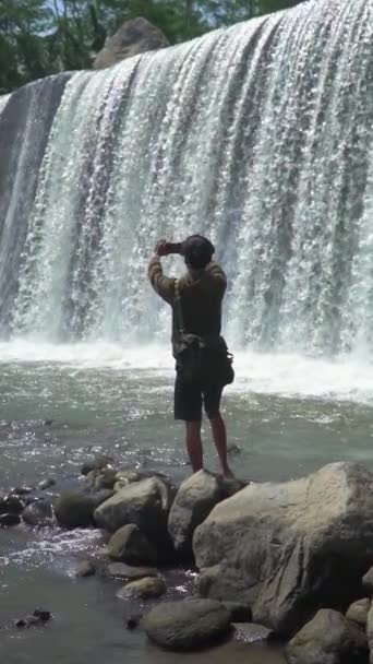 Asijský Muž Dovolené Sám Umělého Vodopádu Sabo Dam Který Úrovní — Stock video