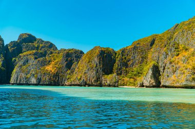 Gün boyunca Maya Körfezi 'nin güzel doğal manzarası. Yüksek mevsim boyunca Tayland 'ın Phi-phi Adası' ndaki popüler turizm beldesi