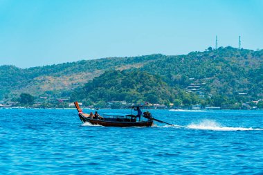 Geleneksel Tayland tekneleri rıhtıma yanaşır ve Tayland 'daki Phi-phi Adası' nı gezer. Geleneksel ahşap ve süslü tekneler turistler için tercih edilen taşımacılıktır