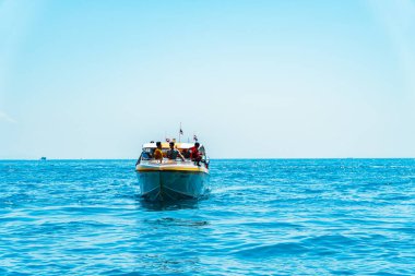 Phi-phi Adası 'na turist taşıyan gemiler engin okyanusa saçılmıştır. Deniz, turistleri Tayland 'daki popüler turizm merkezlerine götüren bir gemi rotası.