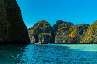 Gün boyunca Maya Körfezi 'nin güzel doğal manzarası. Tayland 'ın Phi-phi Adası' ndaki popüler turizm beldesi açık deniz suyu, beyaz kum ve çok ikonik yüksek uçurumlarla dolu yüksek mevsimde