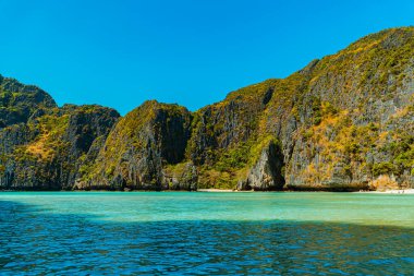Gün boyunca Maya Körfezi 'nin güzel doğal manzarası. Tayland 'ın Phi-phi Adası' ndaki popüler turizm beldesi açık deniz suyu, beyaz kum ve çok ikonik yüksek uçurumlarla dolu yüksek mevsimde