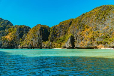 Gün boyunca Maya Körfezi 'nin güzel doğal manzarası. Tayland 'ın Phi-phi Adası' ndaki popüler turizm beldesi açık deniz suyu, beyaz kum ve çok ikonik yüksek uçurumlarla dolu yüksek mevsimde