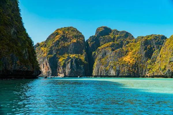 Gün boyunca Maya Körfezi 'nin güzel doğal manzarası. Tayland 'ın Phi-phi Adası' ndaki popüler turizm beldesi açık deniz suyu, beyaz kum ve çok ikonik yüksek uçurumlarla dolu yüksek mevsimde