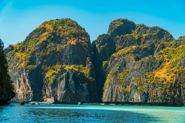 Gün boyunca Maya Körfezi 'nin güzel doğal manzarası. Tayland 'ın Phi-phi Adası' ndaki popüler turizm beldesi açık deniz suyu, beyaz kum ve çok ikonik yüksek uçurumlarla dolu yüksek mevsimde