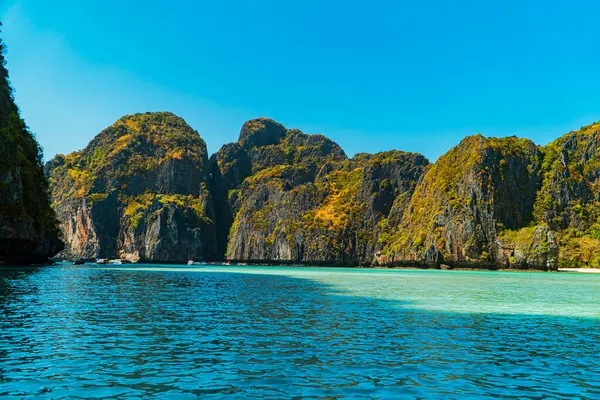 Gün boyunca Maya Körfezi 'nin güzel doğal manzarası. Tayland 'ın Phi-phi Adası' ndaki popüler turizm beldesi açık deniz suyu, beyaz kum ve çok ikonik yüksek uçurumlarla dolu yüksek mevsimde