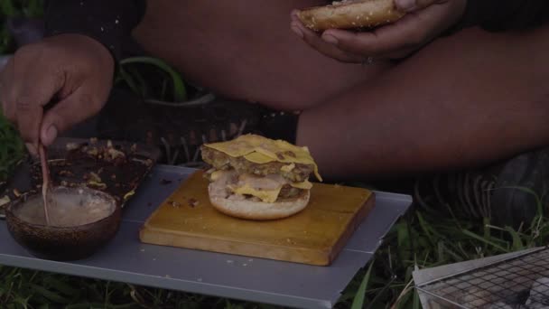 Concepto Bushcraft Cocinar Hamburguesas Con Queso Bosque Con Sonidos Asmr — Vídeos de Stock