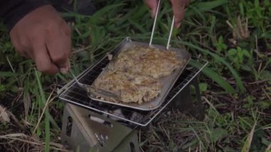Ormanda peynirli hamburger köftesi pişirmek ve ASMR sesi. Sakin ve rahat bir atmosferde en az teçhizatla doğadaki yemek pişirme faaliyetlerini kapatın.