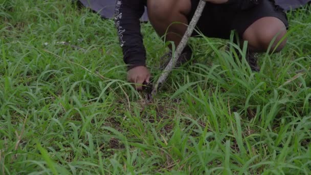 Процес Людини Зводить Флізеліновий Лист Пагорбі Чоловік Посеред Лісу Сам — стокове відео