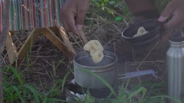 Bushcraft Konsepti Muz Kompostosu Pişirmek Asmr Sesleriyle Orucu Kırmak Için — Stok video