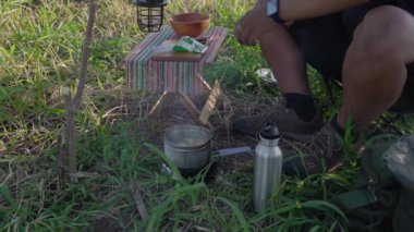 Bushcraft konsepti muz kompostosu pişirmek ASMR sesleriyle orucu kırmak için. Sakin ve rahat bir atmosferde en az teçhizatla doğadaki yemek pişirme faaliyetlerini kapatın.