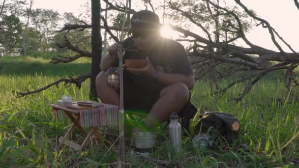 Bushcraft Konsepti Muz Kompostosu Pişirmek Asmr Sesleriyle Orucu Kırmak Için — Stok video