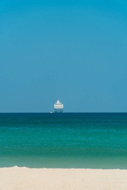 Okyanusun ortasındaki yolcu gemisi Patong Sahili, Phuket, Tayland 'a yanaşacak. Denizi gökyüzünden ayıran ufuk çizgisi olan bir gemi gezisi.