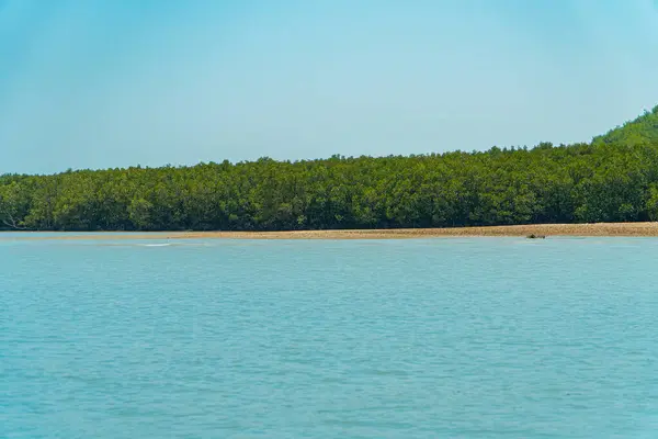 Phuket, Tayland 'da sakin suyu olan mavi deniz manzarası. Kara ve tepelerin arka planına sahip engin deniz..