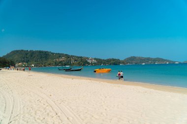 Tayland 'ın Phuket kentinin ortasında yer alan Patong Plajı, stratejik konumu ve güzel manzarası nedeniyle pek çok turist tarafından ziyaret ediliyor.