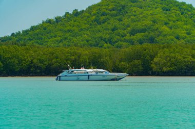 Deniz, turistleri Tayland 'daki popüler turizm merkezlerine götüren bir gemi rotasıdır. 23 Mart 2024 'te Phi-phi Adası' na turist taşıyan gemiler geniş okyanusa yayıldı.