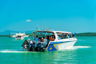 Deniz, turistleri Tayland 'daki popüler turizm merkezlerine götüren bir gemi rotasıdır. 23 Mart 2024 'te Phi-phi Adası' na turist taşıyan gemiler geniş okyanusa yayıldı.
