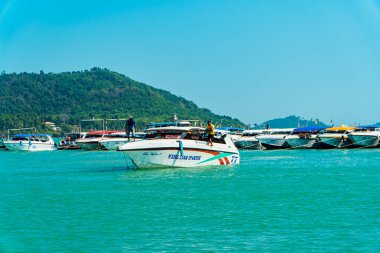 Deniz, turistleri Tayland 'daki popüler turizm merkezlerine götüren bir gemi rotasıdır. 23 Mart 2024 'te Phi-phi Adası' na turist taşıyan gemiler geniş okyanusa yayıldı.