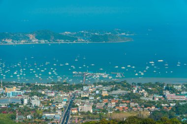 Büyük Buda Phuket 'in bakış açısı karayı, sahili, çevredeki tekneleri ve çok uzak olmayan adayı gösteriyor. Gün boyunca mavi gökyüzü arkaplanlı panoramik güzellik