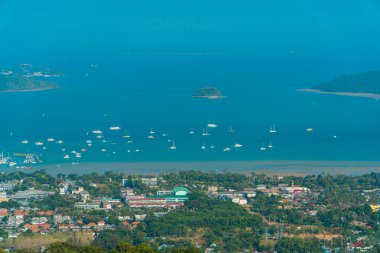 Büyük Buda Phuket 'in bakış açısı karayı, sahili, çevredeki tekneleri ve çok uzak olmayan adayı gösteriyor. Gün boyunca mavi gökyüzü arkaplanlı panoramik güzellik
