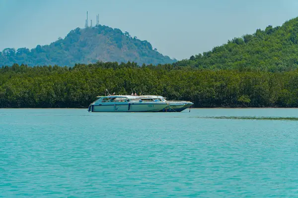 Deniz, turistleri Tayland 'daki popüler turizm merkezlerine götüren bir gemi rotasıdır. 23 Mart 2024 'te Phi-phi Adası' na turist taşıyan gemiler geniş okyanusa yayıldı.