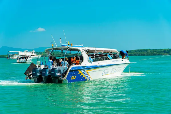 Deniz, turistleri Tayland 'daki popüler turizm merkezlerine götüren bir gemi rotasıdır. 23 Mart 2024 'te Phi-phi Adası' na turist taşıyan gemiler geniş okyanusa yayıldı.