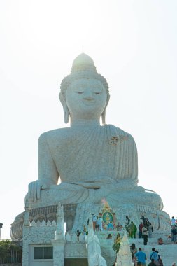 Büyük Buda heykeli Phuket, Tayland 'ın en saygın simgelerinden biridir. Oturma pozisyonunda Gautama 'yı tasvir eden beyaz Birmanya mermeriyle kaplı betondan yapılmış Büyük Buda heykelinin yakın çekimi.