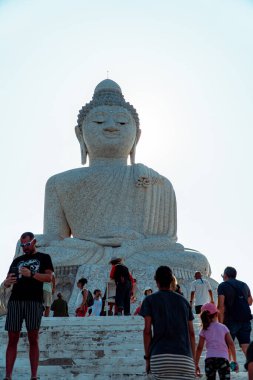 Büyük Buda heykeli Phuket, Tayland 'ın en saygın simgelerinden biridir. Oturma pozisyonunda Gautama 'yı tasvir eden beyaz Birmanya mermeriyle kaplı betondan yapılmış Büyük Buda heykelinin yakın çekimi.