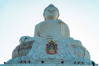 Büyük Buda heykeli Phuket, Tayland 'ın en saygın simgelerinden biridir. Oturma pozisyonunda Gautama 'yı tasvir eden beyaz Birmanya mermeriyle kaplı betondan yapılmış Büyük Buda heykelinin yakın çekimi.